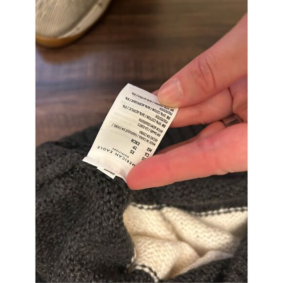 American Eagle NWT Tri-Color Gray, Cream, and Black Sweater, Size XS, MP $45 - Picture 10 of 11